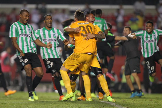 Los jugadores colombianos festejan incontrolables el triunfo y la clasificacin a la final de la Copa Sudamericana.