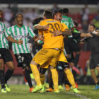 Los jugadores colombianos festejan incontrolables el triunfo y la clasificacin a la final de la Copa Sudamericana.