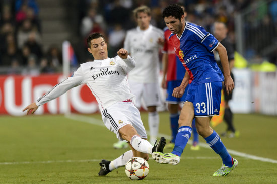 Cristiano Ronaldo (i) anot el gol del triunfo para el Real Madrid.