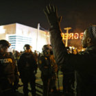 DISTURBIOS. Un manifestante negro desafa a la Polica durante los disturbios en Ferguson.