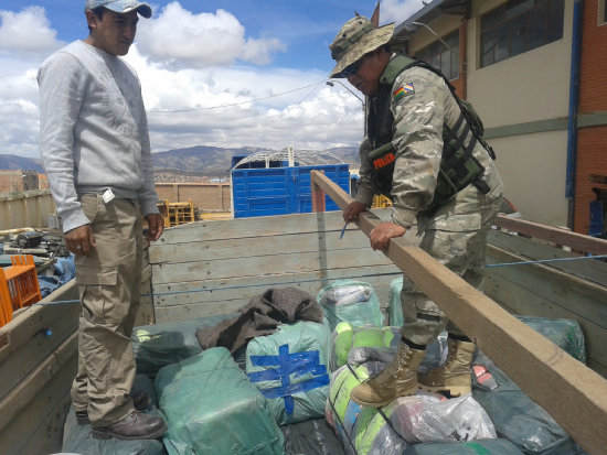 MERCADERA. Los fardos de ropa usada que ingresaban ilegalmente a Sucre.