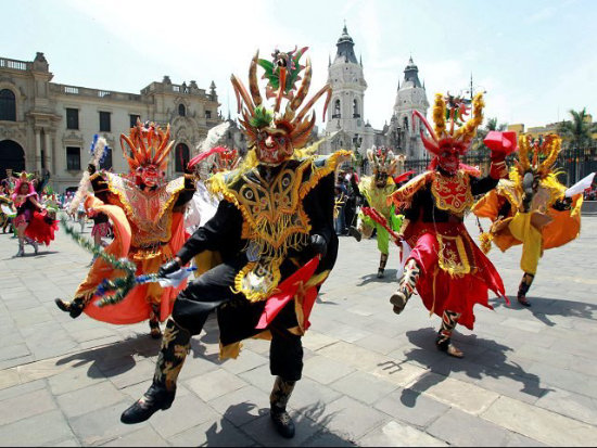 FIESTA. Se realiza en Puno. Incluye procesiones, concursos de danza, misas y festejos.