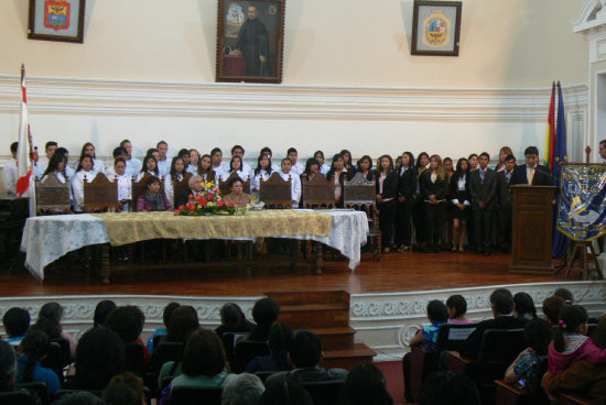 ACTO. Estudiantes en el Paraninfo.