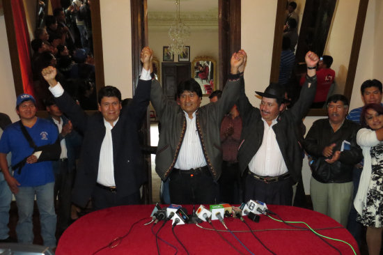 PROCLAMADOS. El presidente Evo Morales proclama a Ivn Arcinega y a Esteban Urquizu como candidatos del MAS a la Alcalda de Sucre y a la Gobernacin de Chuquisaca, respectivamente.