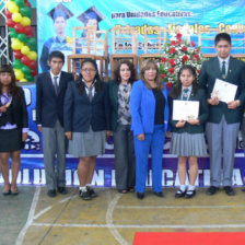 ENTREGA. Los dos mejores alumnos de tres colegios recibieron el Bono a la Excelencia en el acto del colegio Simn Rodrguez.