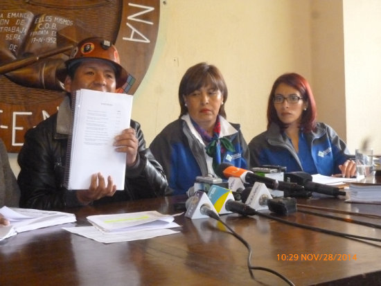 DECISIN. Autoridades de Gobierno y dirigentes de la COB en conferencia de prensa, ayer.