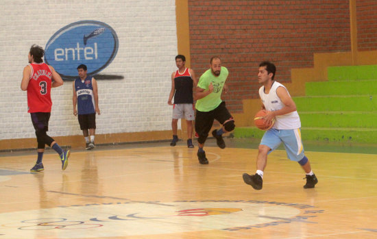 El tarijeo Julio Mendoza (d) se incorpor ayer a los entrenamientos de Amistad-Blacmar, que trabaj en el coliseo Roberto Tito lfred.