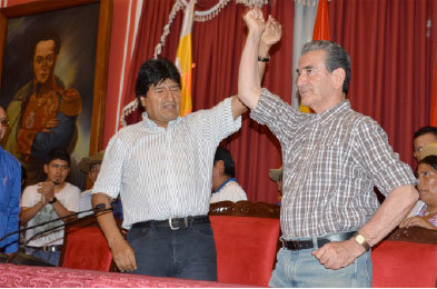 PRESENTACIN. Evo Morales con el candidato a la Gobernacin de Tarija, Carlos Cabrera.