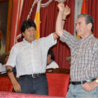 PRESENTACIN. Evo Morales con el candidato a la Gobernacin de Tarija, Carlos Cabrera.