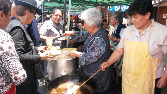 GASTRONOMA. La tradicional picana y el buuelo ofertados ayer en la avenida de Las Amricas.