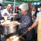 GASTRONOMA. La tradicional picana y el buuelo ofertados ayer en la avenida de Las Amricas.