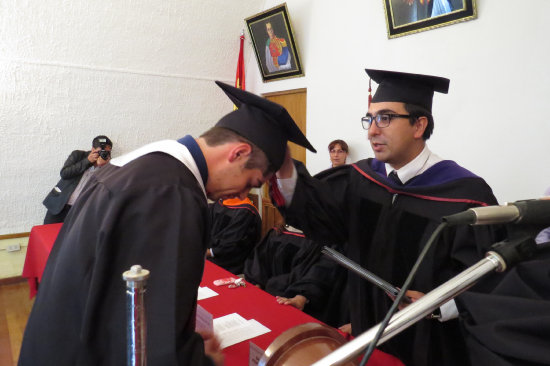 ACTO. Los nuevos profesionales obtuvieron los dos diplomas en su acto de graduacin, ayer.