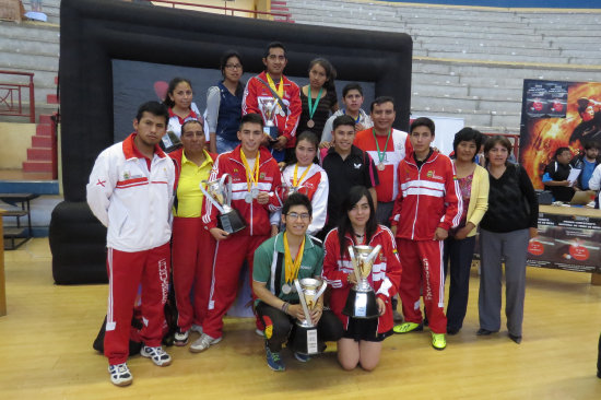 La seleccin chuquisaquea de las categoras U-18 y Mayores festej el segundo lugar por asociaciones.