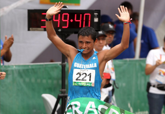 El guatemalteco Barrondo celebra despus de ganar en la caminata.