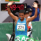 El guatemalteco Barrondo celebra despus de ganar en la caminata.