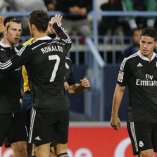 El jugador gals Gareth Bale (i) es felicitado por Cristiano Ronaldo (c) tras marcar el segundo gol ante el Mlaga, durante el partido de ayer.