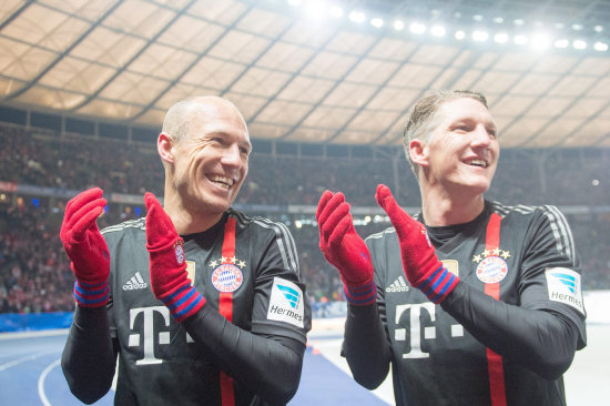 Robben (izq) celebra uno de los goles marcados ayer, para el Bayern.