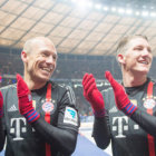 Robben (izq) celebra uno de los goles marcados ayer, para el Bayern.