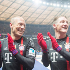 Robben (izq) celebra uno de los goles marcados ayer, para el Bayern.