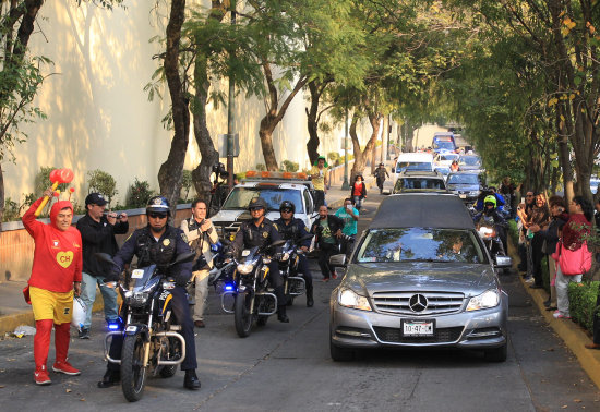 DUELO: Simpatizantes acompaan la carroza fnebre que traslada los restos del popular comediante Roberto Gmez Bolaos en Mxico.