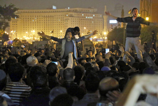 INDIGNACIN. Cientos de civiles opositores a Mubarak protestaron tras conocerse la noticia