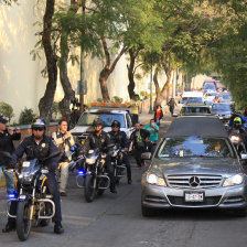 DUELO: Simpatizantes acompaan la carroza fnebre que traslada los restos del popular comediante Roberto Gmez Bolaos en Mxico.