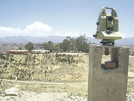 MONITOREO. Los prismas permiten monitorear los movimientos del faralln de Cal Orcko.