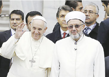 POLMICA. El Papa Francisco con el mufti Rahmi Yaran en la Mezquita Azul.