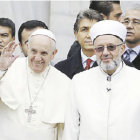 POLMICA. El Papa Francisco con el mufti Rahmi Yaran en la Mezquita Azul.