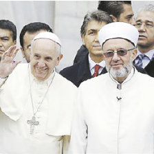 POLMICA. El Papa Francisco con el mufti Rahmi Yaran en la Mezquita Azul.