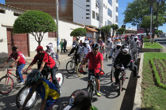 CARAVANA. Pobladores y autoridades municipales condujeron bicicletas en el centro.