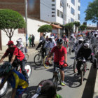 CARAVANA. Pobladores y autoridades municipales condujeron bicicletas en el centro.