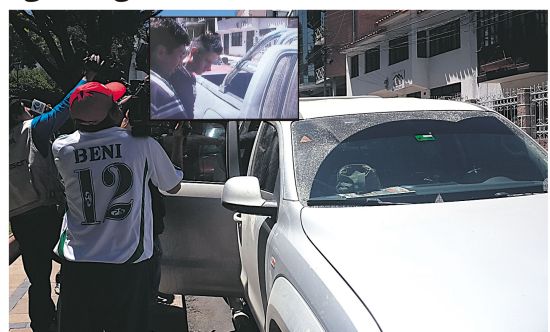 APREHENDIDO. Luis U.R. fue trasladado ayer en una camioneta rumbo a Tarabuco, despus de declarar en la cmara Gessel en la Fiscala.