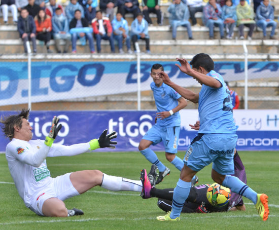 Una escena del paritido entre celestes y lilas; abajo, la celebracin de Callejn, que ayer hizo tres goles.