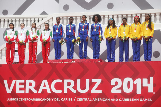 Los equipos de relevos 4 x 400 femenino de Mxico (plata), Cuba (oro) y Colombia (bronce); abajo, una vista general de juegos pirotcnicos en el estadio Luis Pirata Fuente de Veracruz.