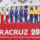 Los equipos de relevos 4 x 400 femenino de Mxico (plata), Cuba (oro) y Colombia (bronce); abajo, una vista general de juegos pirotcnicos en el estadio Luis Pirata Fuente de Veracruz.