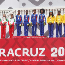 Los equipos de relevos 4 x 400 femenino de Mxico (plata), Cuba (oro) y Colombia (bronce); abajo, una vista general de juegos pirotcnicos en el estadio Luis Pirata Fuente de Veracruz.