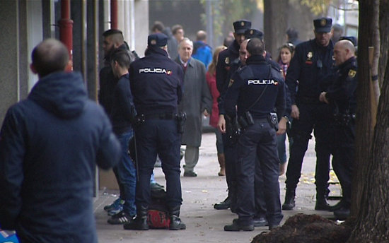 Efectivos policiales con algunos de los detenidos de la gresca antes del partido del Atltico de Madrid.