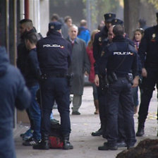 Efectivos policiales con algunos de los detenidos de la gresca antes del partido del Atltico de Madrid.