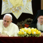 UNIDAD. Francisco y Bartolom I durante la firma de la declaracin conjunta.