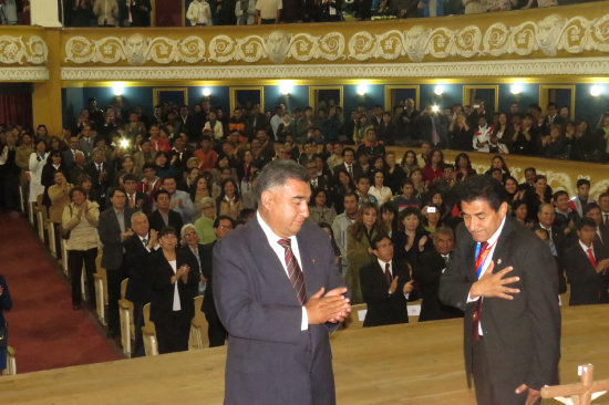 POSESIN. El rector Eduardo Rivero y el vicerrector Wlter Arzaga en el Teatro Gran Mariscal.