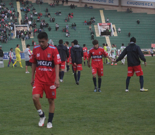 Los estudiantiles cayeron ante Oriente Petrolero, que festej el triunfo que los mantiene en la lucha por el ttulo.