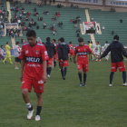 Los estudiantiles cayeron ante Oriente Petrolero, que festej el triunfo que los mantiene en la lucha por el ttulo.