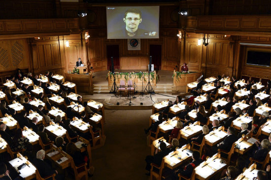 GALARDONADO. Edward Snowden se dirige al Parlamento sueco a travs de una videoconferencia desde Mosc, donde vive asilado.