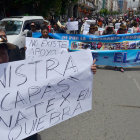 PROTESTA. Microempresarios y trabajadores de Enatex marcharon ayer, en La Paz.