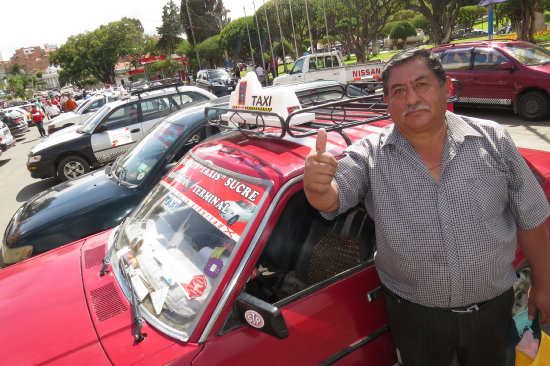 TAXIS. Los vehculos estn identificados por un letrero luminoso y autoadhesivos en los laterales.