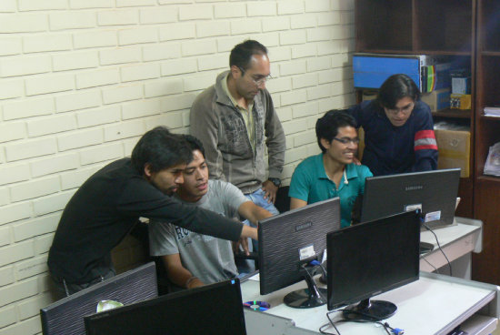 INNOVADORES. Dos docentes y tres estudiantes de la carrera de Ingeniera de Sistemas componen el equipo que estuvo en Holanda.