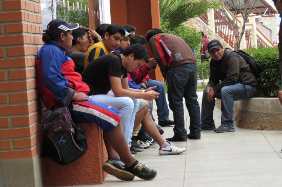 ESPERA. Estudiantes en exmenes.