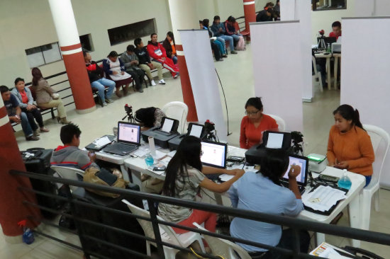 CHUQUISACA. Anoche se advirti alta concurrencia para el registro biomtrico en oficinas del TED Chuquisaca.