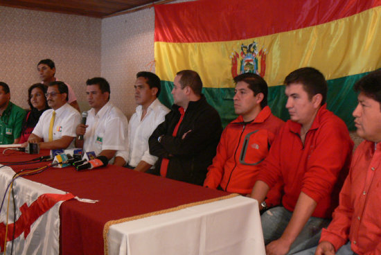 ALIADOS. Los lderes polticos de las distintas fuerzas de oposicin de la nueva alianza, durante la presentacin de ayer .